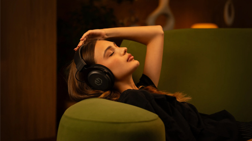 Headset ENDORFY VIRO Infra Wireless čierny Žena relaxujúca so slúchadlami ENDORFY VIRO Infra Wireless
