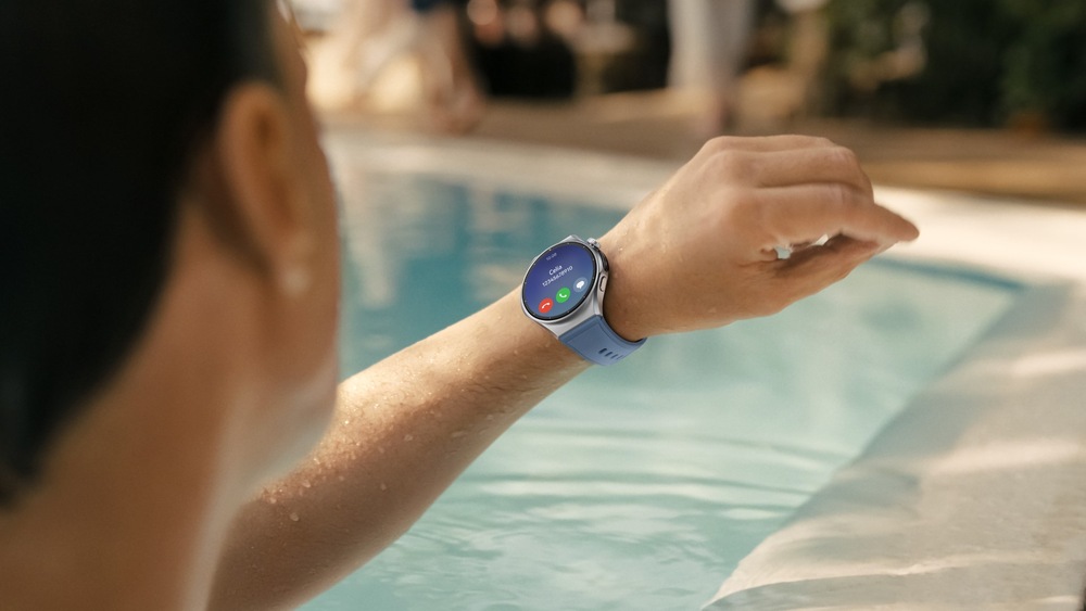 Inteligentné hodinky Huawei Watch 6 Pro 46 mm čierne/titánová farba Muž pri bazéne s inteligentnými hodinkami; na displeji je obrazovka prichádzajúceho hovoru s tlačidlami pre prijatie a odmietnutie