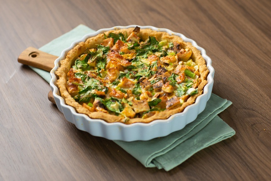 Mikrovlnná rúra Hisense H23MOBSD2H4 čierna V bielej zapekacej mise je upečený slaný koláč.