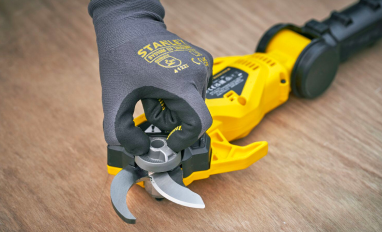 Nožnice na konáre Stanley FatMax SFMCPP632D1-QW (s baterií) Detail reznej hlavy akumulátorových nožníc Stanley FatMax SFMCPP632D1-QW