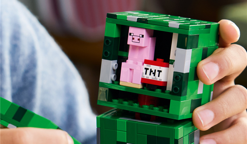 Stavebnica LEGO® Minecraft® 21276 The Creeper™ Po oddelení prednej časti hlavy objavíte vo vnútri miniatúrneho Creepera aj TNT, ktoré pridáva prekvapenie.