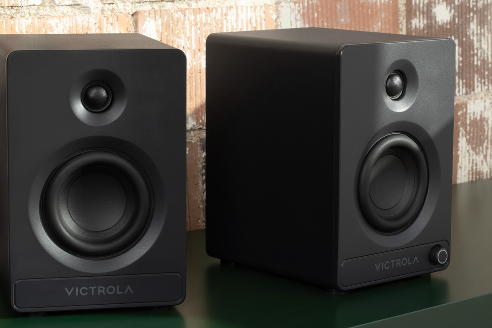 Reproduktory Victrola VPS-400 Tempo (2 ks) čierne Detail Reproduktorov Victrola stojaci na polici