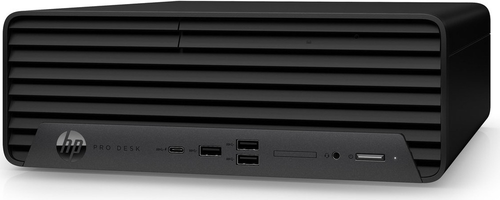 Stolný počítač HP Pro SFF 400 G9 čierny Na obrázku je kompaktný stolný počítač HP Pro SFF 400 G9 zachytený šikmo spredu. Má nízke čierne telo so zaoblenými rohmi a čelnú stranu tvorí široká mriežka s vodorovnými lamelami. V spodnej časti je šikmo zapustený panel s logom HP a nápisom ProDesk, ďalej s USB-C portom, tromi USB portami, úzkou čítačkou alebo slotom, audio konektorom, tlačidlom zapnutia a ďalším úzkym slotom vpravo. Počítač pôsobí elegantne, prakticky a profesionálne.