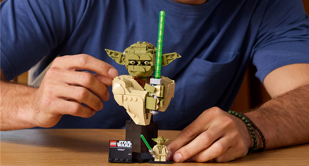 Stavebnica LEGO® Star Wars™ 75438 Busta Yody Busta zachytáva charakteristické rysy majstra Yody a vďaka výške cez 21 cm zaujme ako zberateľský model.