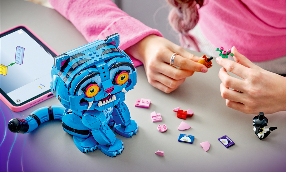 Stavebnica LEGO® 72537 KPop Demon Hunters Tiger Derpy a vták Sussie Derpy mení výraz vďaka vymeniteľným detailom a pripomína hravé okamihy z filmu K-pop: Lovkyňa démonov.