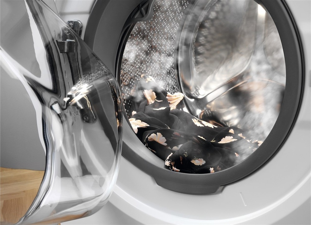 Práčka Electrolux SensiCare 600 EWS6426WC biela Kvetovaná košeľa v bubne práčky, z ktorého stúpa para