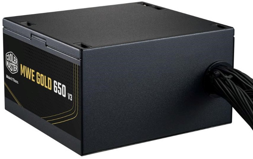 Na obrázku je zadná časť napájacieho zdroja Cooler Master s pevne pripojenou kabelážou, ktorá vychádza z jedného otvoru v zadnej stene. Z boku je vidieť štítok MWE Gold 650 V3. Zdroj pôsobí jednoducho, kompaktne a je v nemodulárnom prevedení.