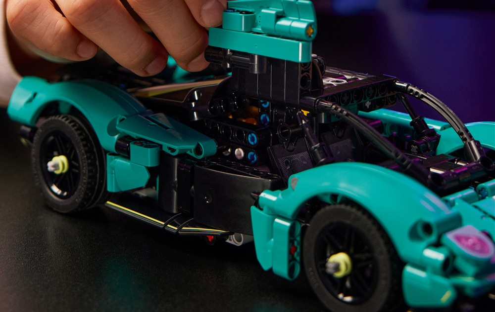 Stavebnica LEGO® Technic 42208 Aston Martin Valkyrie Stavebnica so 707 dielikmi je vhodná od deviatich rokov a aplikácia LEGO Builder pomôže deťom s 3D návodom pri stavaní.