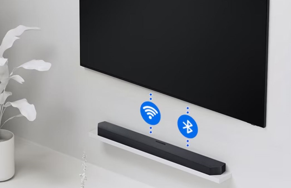 Soundbar Samsung HW-Q800H čierny Televízia a soundbar sú umiestnené na stene, je možné ich prepojiť cez Wi-Fi a Bluetooth.