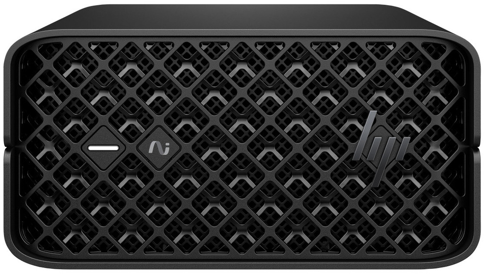 PC mini HP Z2 Mini G1a čierny Na obrázku je čelný pohľad na kompaktný stolný počítač HP Z2 Mini G1a AMD Ryzeň AI Max + PRO 395 v čiernom prevedení. Má nízke, široké telo so zaoblenými rohmi a celé čelo pokrýva výrazná mriežka s hustým geometrickým vzorom. Vľavo sú dva malé ovládacie prvky a vpravo logo HP.