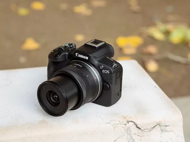Digitálny fotoaparát Canon EOS R50 + RF-S 18-45 mm f/4.5-6.3 IS STM + RF 75-300 mm f/4.0-5.6 čierny Detail fotoaparátu Canon EOS R50 s nasadeným objektívom RF-S 18–45 IS STM