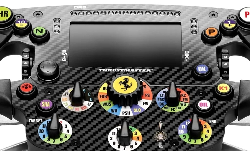 Volant Thrustmaster Formule Ferrari SF-25 edice Add-On, PC , PS5/4 čierny Detail stredovej sekcie s otočnými voličmi jazdných režimov a prepínačom
