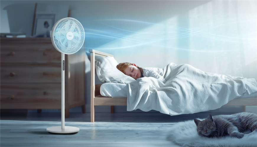 Ventilátor stojanový Midea MFS352RDDW biely Ventilátor stojanový Midea MFS352RDDW umiestnený v detskej izbe
