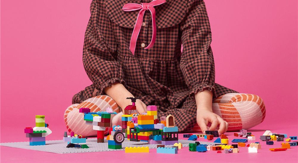 Stavebnica LEGO® Classic 11024 Šedá podložka na stavění Šedá podložka poskytuje deťom veľký priestor na stavanie miest, hradov, krajín i ďalších vlastných výtvorov.