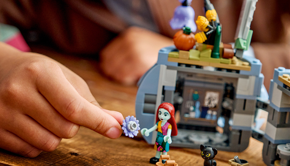 Stavebnica LEGO® │ Disney 43288 Sallyin kvetináč Kvetinová dekorácia s gotickým nádychom ukrýva fantazijné prostredie inšpirované Sallyiným príbehom.