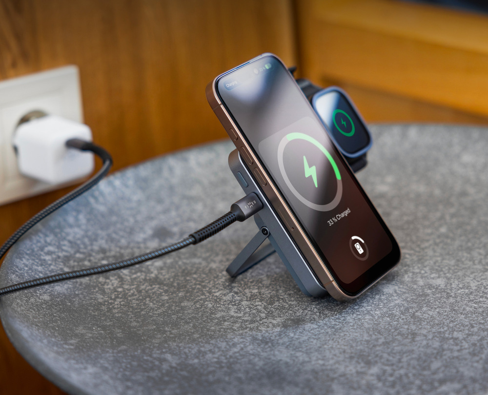 Powerbank FIXED MagZen 5 Stand, nabíjení Apple Watch, MagSafe, 5000 mAh sivá FIXED MagZen 5 Stand s výklopným stojanom – nabíjanie telefónu na stolíku.