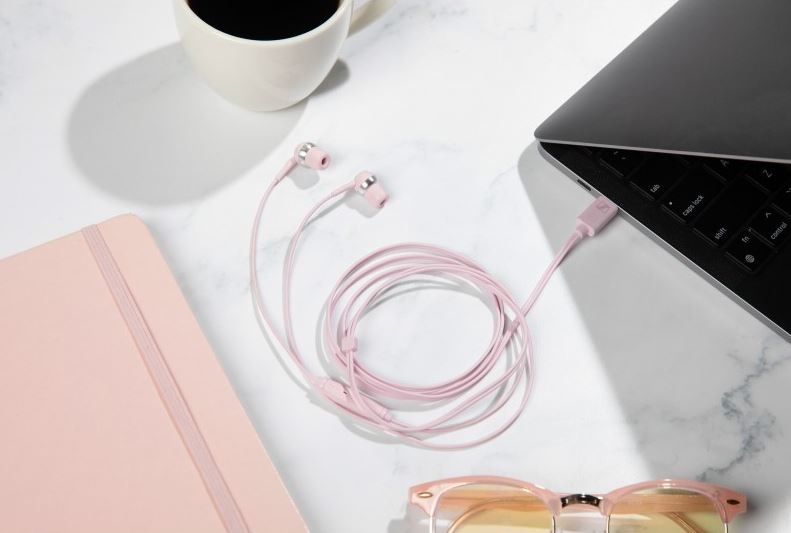 Slúchadlá Sennheiser CX80U ružová Slúchadlá Sennheiser CX80U na obrázku s knihou a smartphone