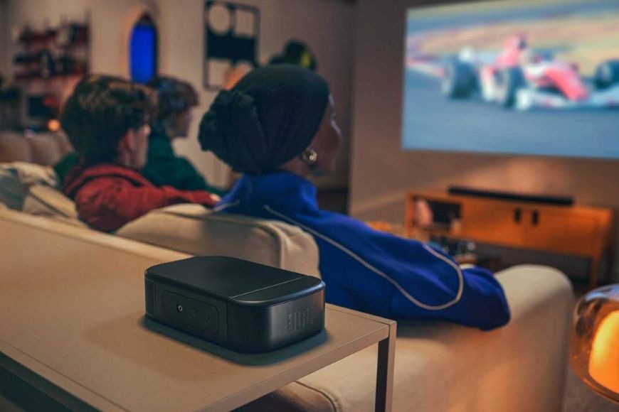 Odnímateľný reproduktor JBL BAR 800 MK2 na poličke za pohovkou