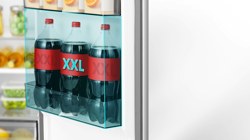 Americká chladnička Hisense RS3P538NAIE nerez Detailný záber na XXL poličku vo dverách americkej chladničky Hisense RS3P538NAIE