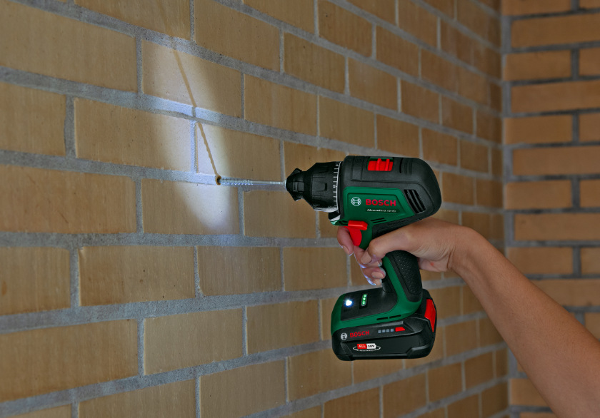 Bosch AdvancedDrill 18V-80 s LED osvetlením pri vŕtaní otvoru do tehlovej steny