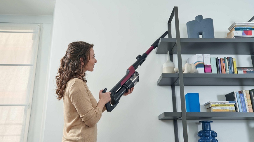 žena používa Tyčový vysávač Hoover HF210HXP 011 v ručnej verzii s so štrbinovou hubicou
