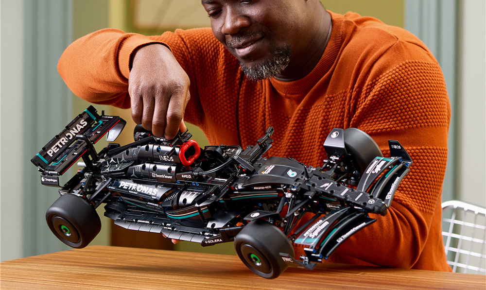 Stavebnica LEGO® Technic 42171 Mercedes-AMG F1 W14 E Performance Šesťvalcový motor s pohyblivými piestami, diferenciál a funkčné riadenie odhaľujú techniku ukrytú v monoposte.