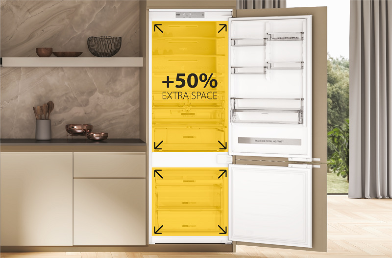 Chladnička kombinovaná Whirlpool WH SP70 T121, NoFrost vstavaná, šírka 69 cm ponúka až o 50% viac vnútorného priestoru, ako je vidieť na uvedenom vizuáli, kde je tvorený spotrebič v moderne zariadenej kuchyni