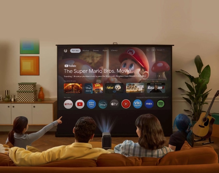 Rodina vyberajúca si film z viacerých streamovacích platforiem pomocou služby Google TV integrovanej do TCL A1s