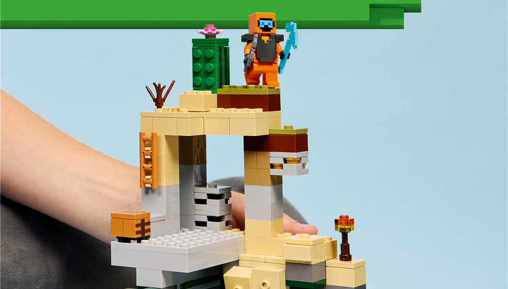 Stavebnica LEGO® Minecraft® 21587 Zombie kobka Tulák v pustatine má diamantový krompáč, palcát a netheritové brnenie spolu s ďalšími doplnkami.