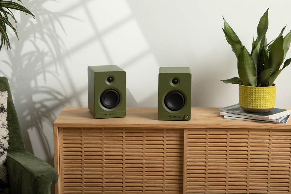 Reproduktory Victrola VPS-400 Tempo (2 ks) zelený Reproduktory Victrola voľne stojace na komode v modernom interiéri