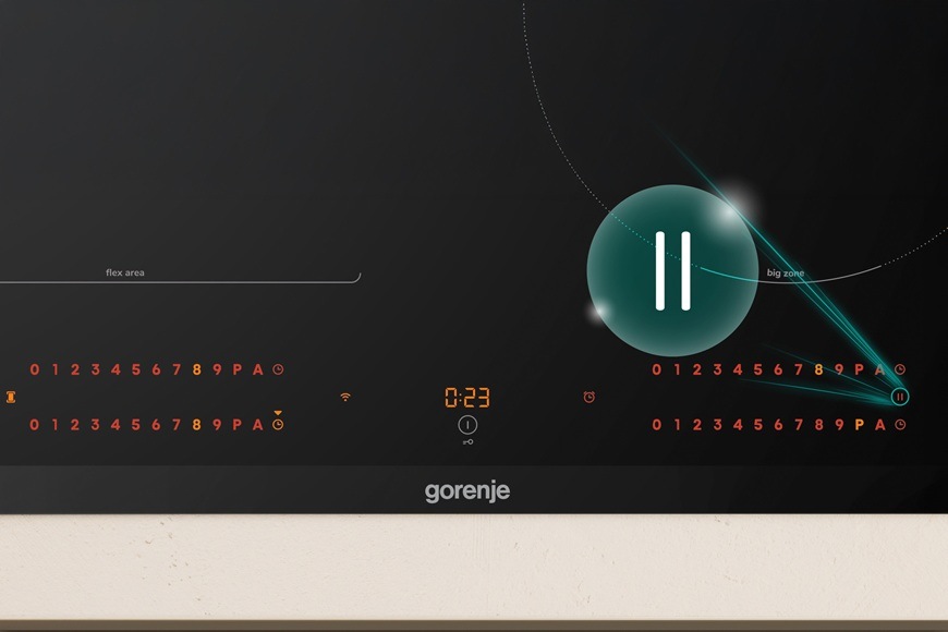 Detailný záber na ovládací panel indukčnej varnej dosky Gorenje GI6443BSCWF, kde je graficky znázornená funkcia Pause.