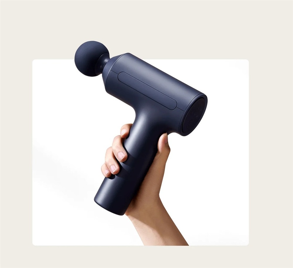 Masážna pištoľ Xiaomi Massage Gun 2 čierna Ruka drží Masážnu pištoľ Xiaomi Massage Gun 2″ width=