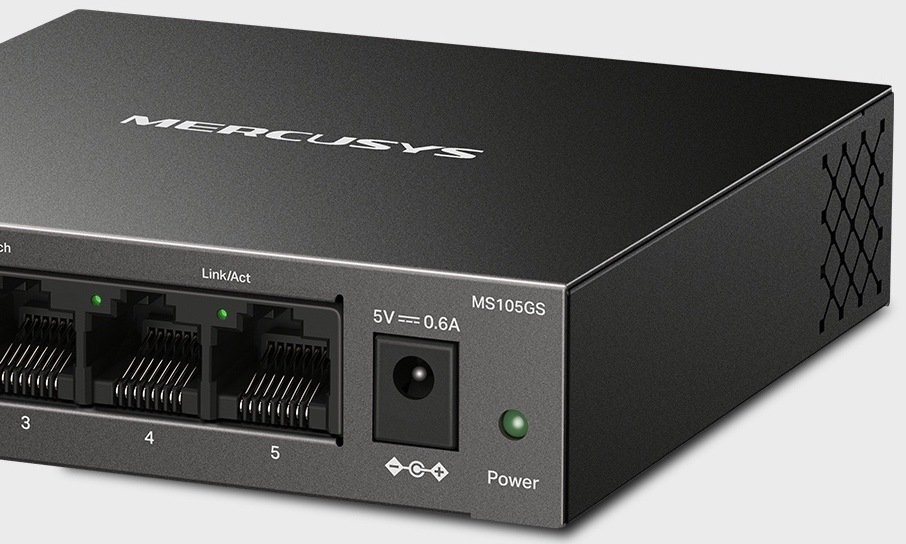 Switch Mercusys MS105GS (MS105GS) čierny Detail čierneho switcha Mercusys MS105GS s odolným kovovým šasi, LAN portami, napájacím konektorom a kontrolkou.