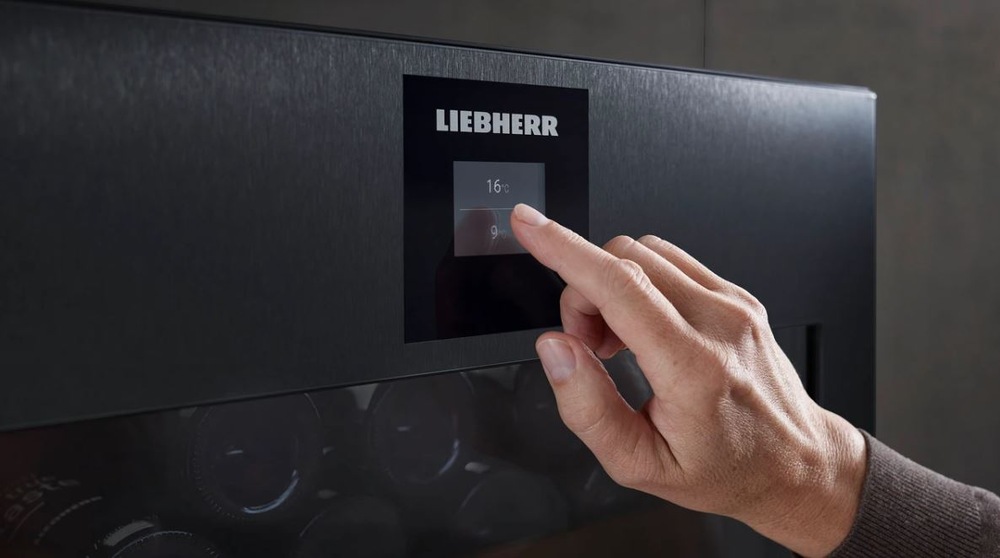 nastavovanie teploty na displeji vinotéky Liebherr EWTdf 3553″ width=