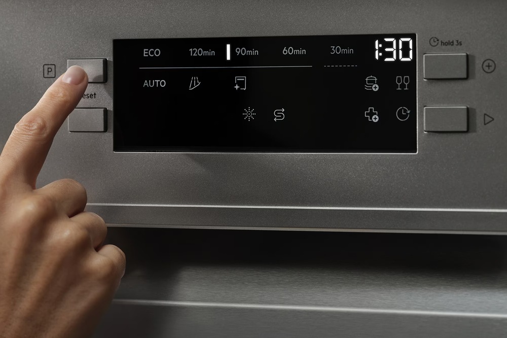 Umývačka riadu Electrolux Série 600 E62SD201SX nerez Detail na ovládací panel umývačky Electrolux.