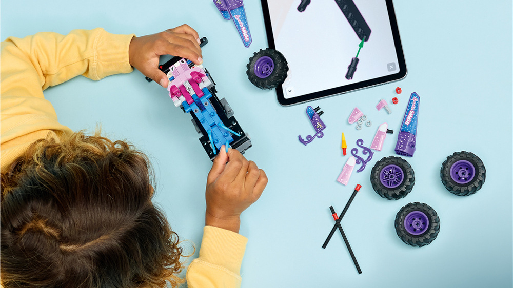 Stavebnica LEGO® Technic 42220 Monster Jam™ Sparkle Smash™ s natahovacím motorem Po skončení pretekov môže truck zdobiť detskú izbu a aplikácia LEGO Builder uľahčí stavanie pomocou 3D návodu.