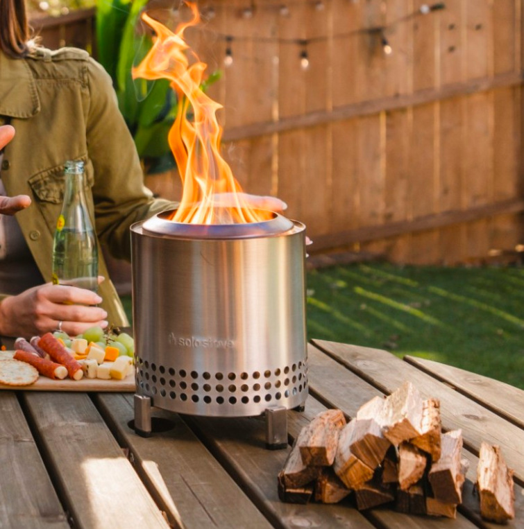Ohnisko Solo Stove Mesa XL Stainless Steel Ohnisko Solo Stove Mesa XL Stainless Steel na stole pri posedení na záhrade