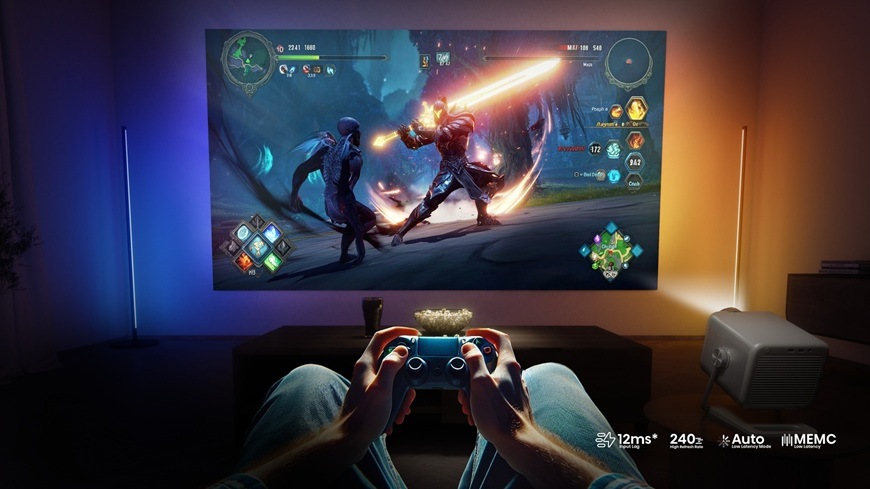 osoba hrá videohru, ktorú na stenu premieta Laser TV Hisense M2SE PRO
