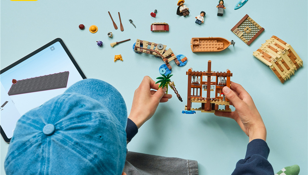 Stavebnica LEGO® ONE PIECE 75636 Chatrč v Mlýnové vesnici Drobné doplnky v podobe plagátu a diabolského ovocia pridávajú modelu ďalšie možnosti na kreatívne hranie.