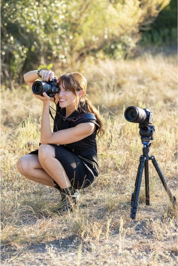 Digitálny fotoaparát Canon EOS R6 Mark III + RF 24-105 mm f/4 L IS USM čierny Žena fotografujúca z ruky s fotoaparátom Canon EOS R6 Mark III so stabilizáciou