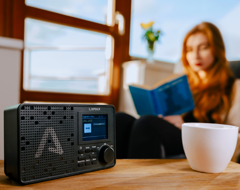 Rádioprijímač s DAB+ LAMAX RadioVox1 DAB čierny Rádioprijímač DAB+ LAMAX RadioVox1 DAB pri počúvaní v domácom prostredí na stolíku vedľa šálky kávy