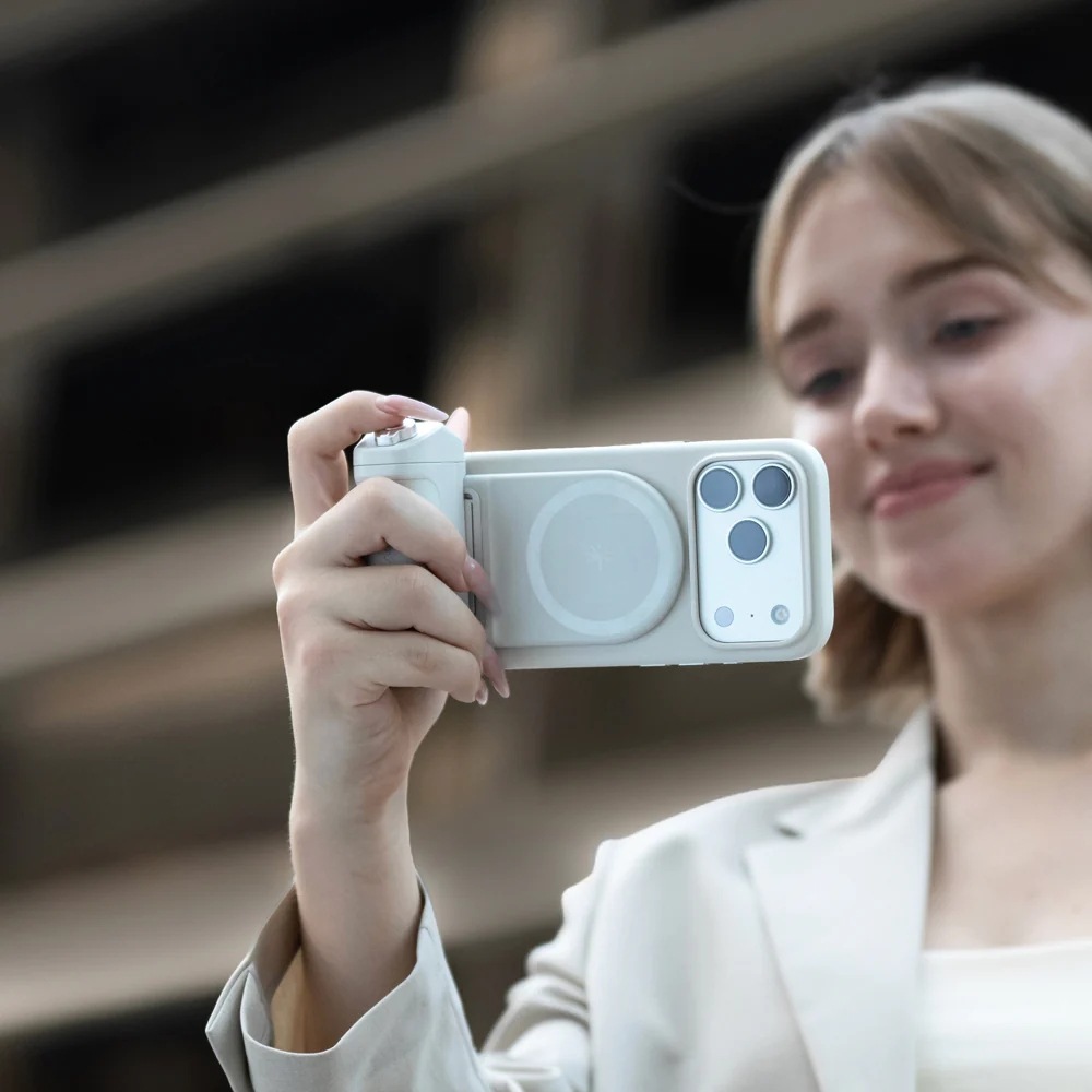 Držiak na mobil PGYTECH MagCam 2 Phone Grip zelený Žena držiaca fotoaparát s držiakom.