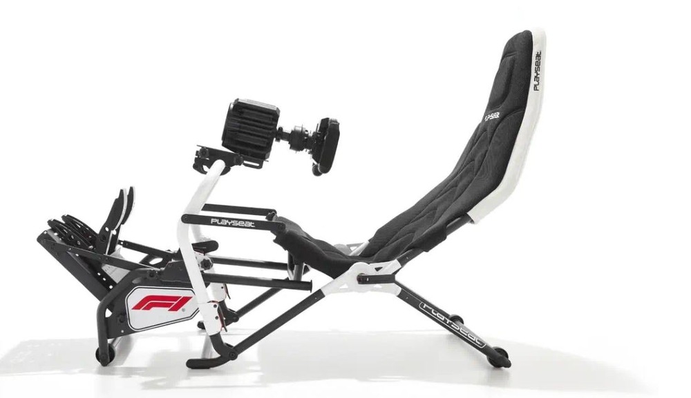 Pretekársky kokpit Playseat Challenge DD - F1 Edition čierny Postranný záber na čiernobiele sedadlo závodného kokpitu s pripevnenými pedálmi a volantom na elegantnom ráme.