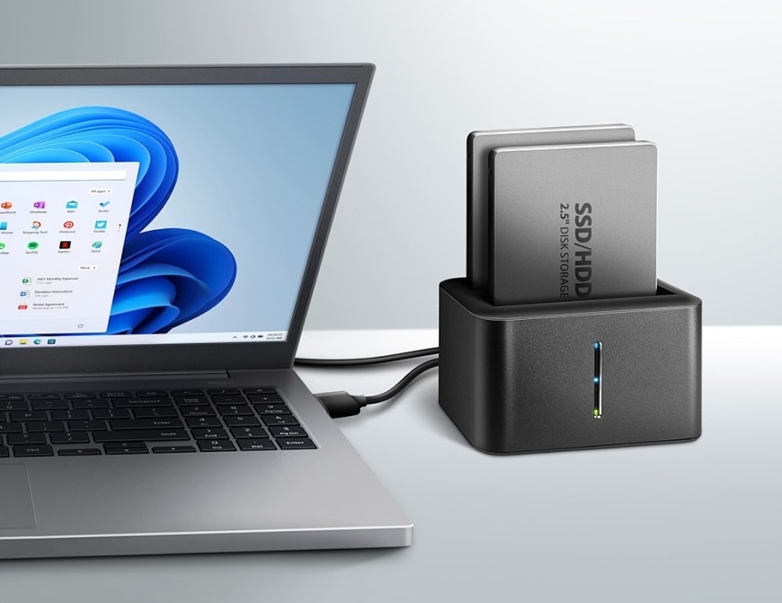 Dokovacia stanica Axagon Mini dock Dual 2.5" SSD/HDD strieborná Dokovacia stanica Axagon Mini dock Dual 2.5" SSD/HDD s pripojenými SSD diskami