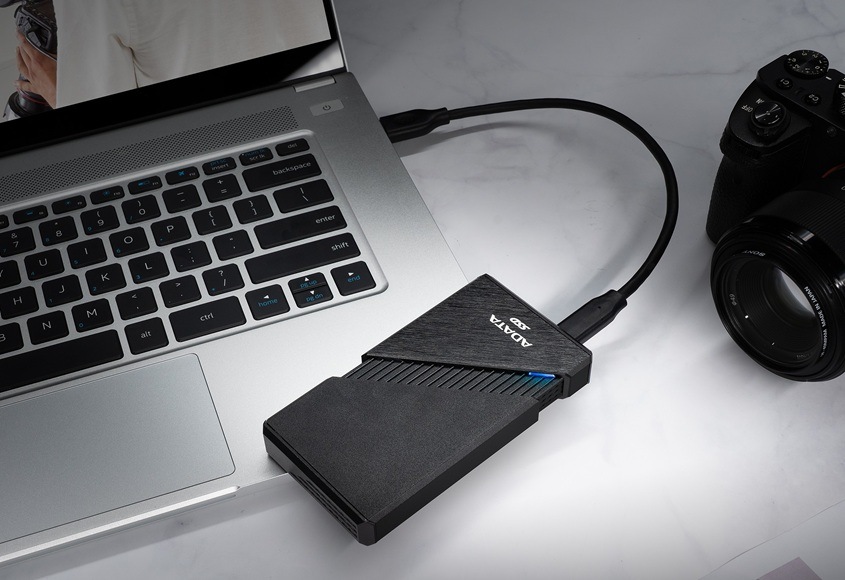 SSD externý ADATA SE920 4TB, USB 4 Type-C, R:3800/W:3700MB/s čierny Externý disk pripojený k notebooku.