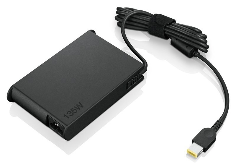 Napájací adaptér Lenovo s výkonom 135 W, čierna farba