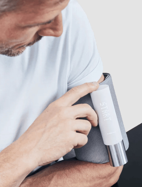 Tlakomer na pažu Withings BPM Core WPM04 s Wi‑Fi sivý/biely Muž merací tlak na paži.