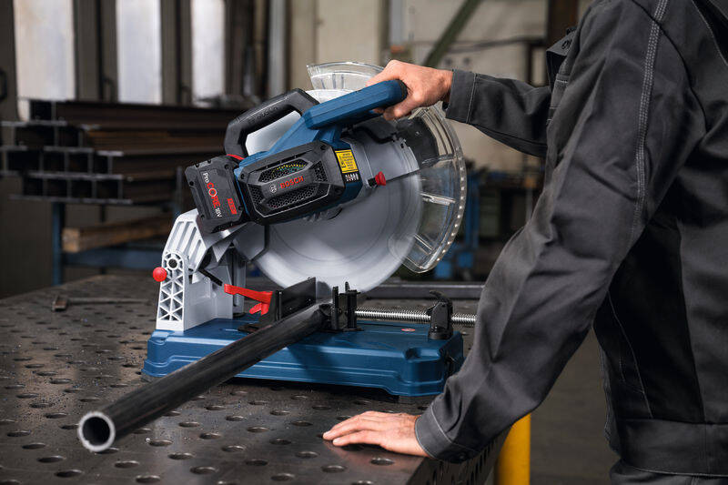 Píla na kov Bosch Professional GCD 18V-355 (bez baterie) Pohľad na mužov pri práci s Pílou na kov Bosch Professional GCD 18V-355