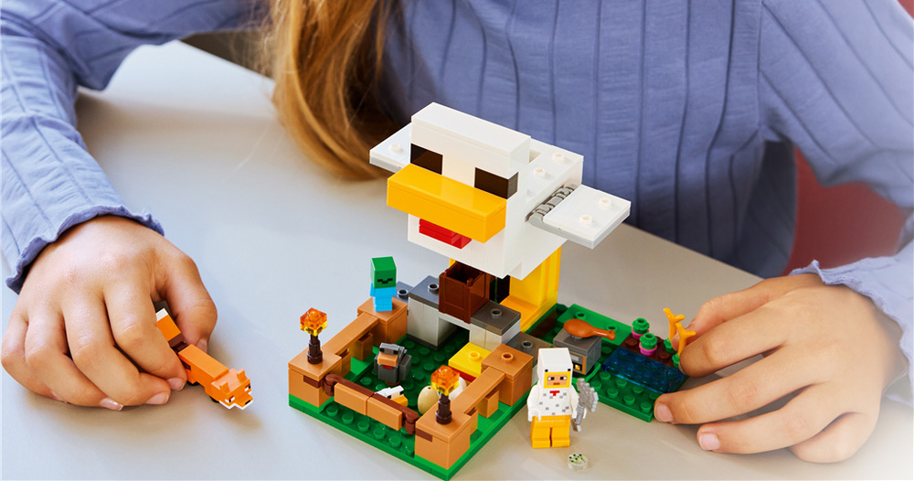 Stavebnica LEGO® Minecraft® 21585 Slepičí farma Kurník v tvare obrie sliepky ponúka pohyblivé prvky a priestor pre starostlivosť o zvieratká aj vlastné farmárske príbehy.
