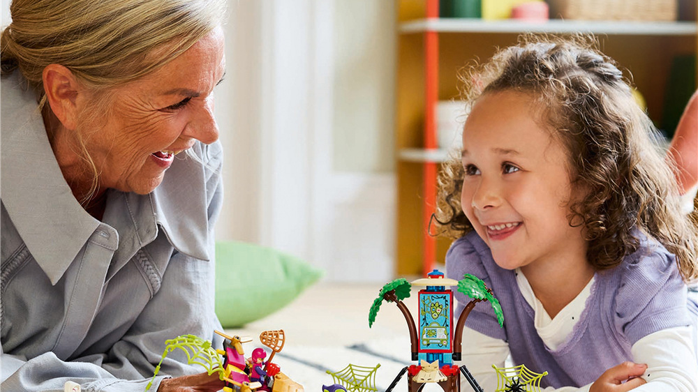 Stavebnica LEGO® Marvel Spidey a jeho fantastickí priatelia 11200 Spidey, Gobby a bitka raptorov v základni na strome Dinosauria základňa s domom na strome ponúka priestor na výpravy Spidey-Rexa, Gobby-Raptora, Dino-Spina aj Trapstera.